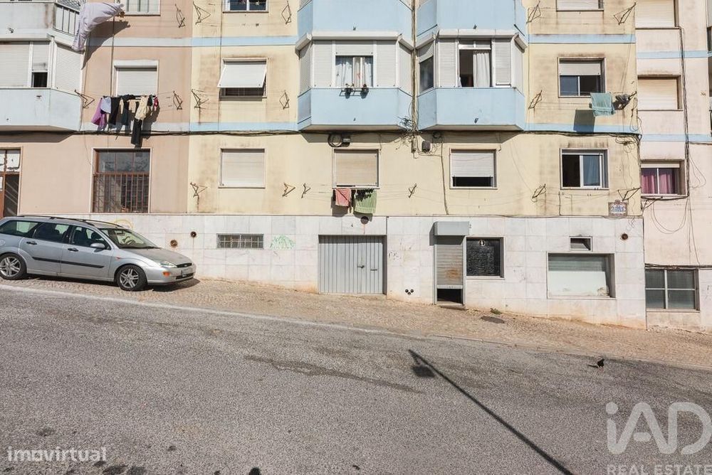 Parque de Estacionamento / Garagem / Box em Queluz e Belas de 55,00 m2