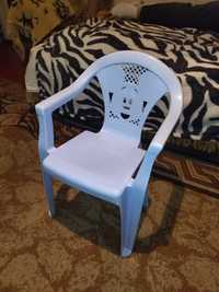Дитячий пластмасовий стілець