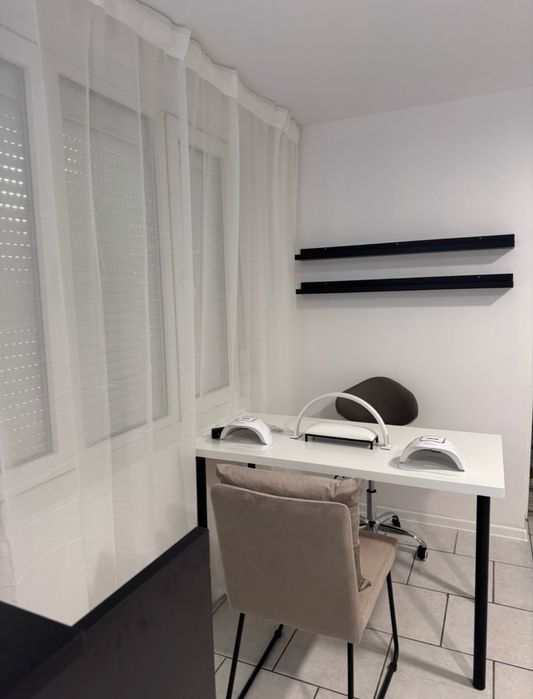 Stanowisko do manicure, dla stylistki paznokci