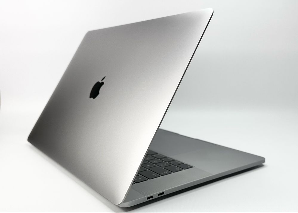 MacBook Pro 15.4”  2017 16/512 GB  Radeon 560 4 GB