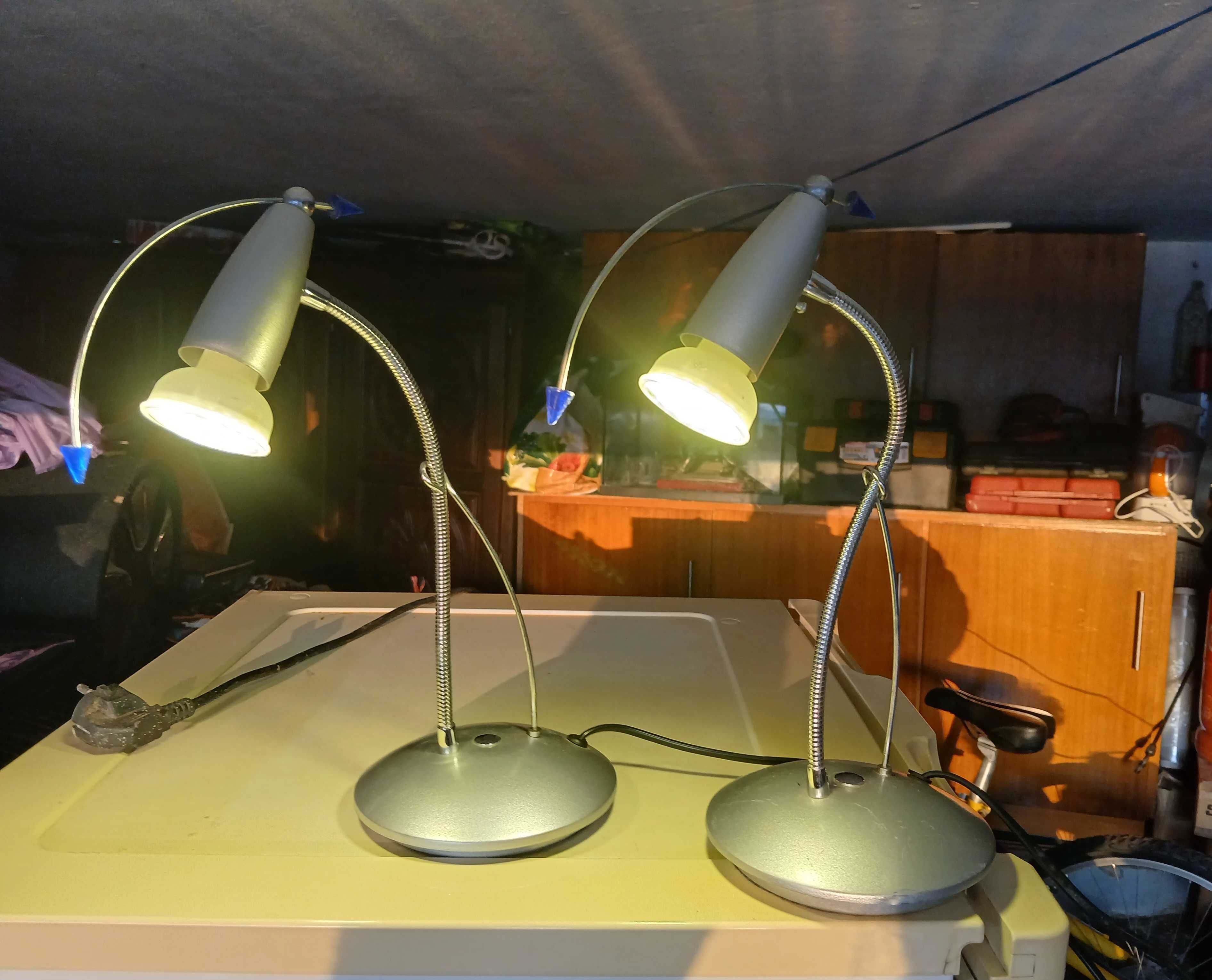 Vendo candeeiros flexiveis, com luz led. Pormenores em azul.