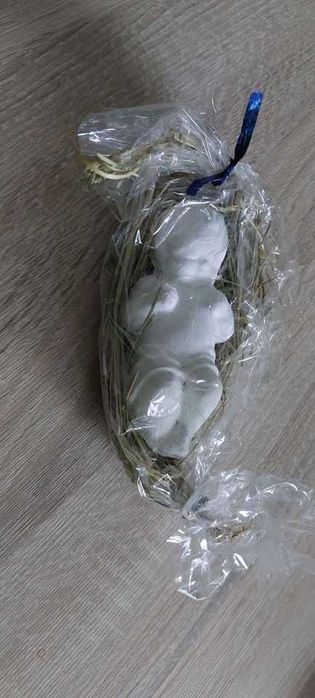 Aniołek gipsowy na sianku figurka NOWY