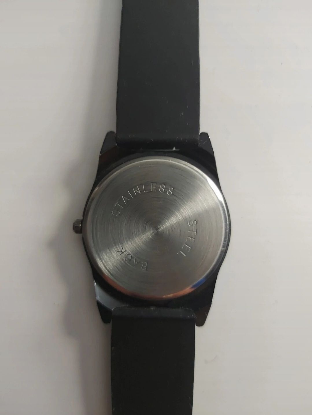 Czarny zegarek z logo