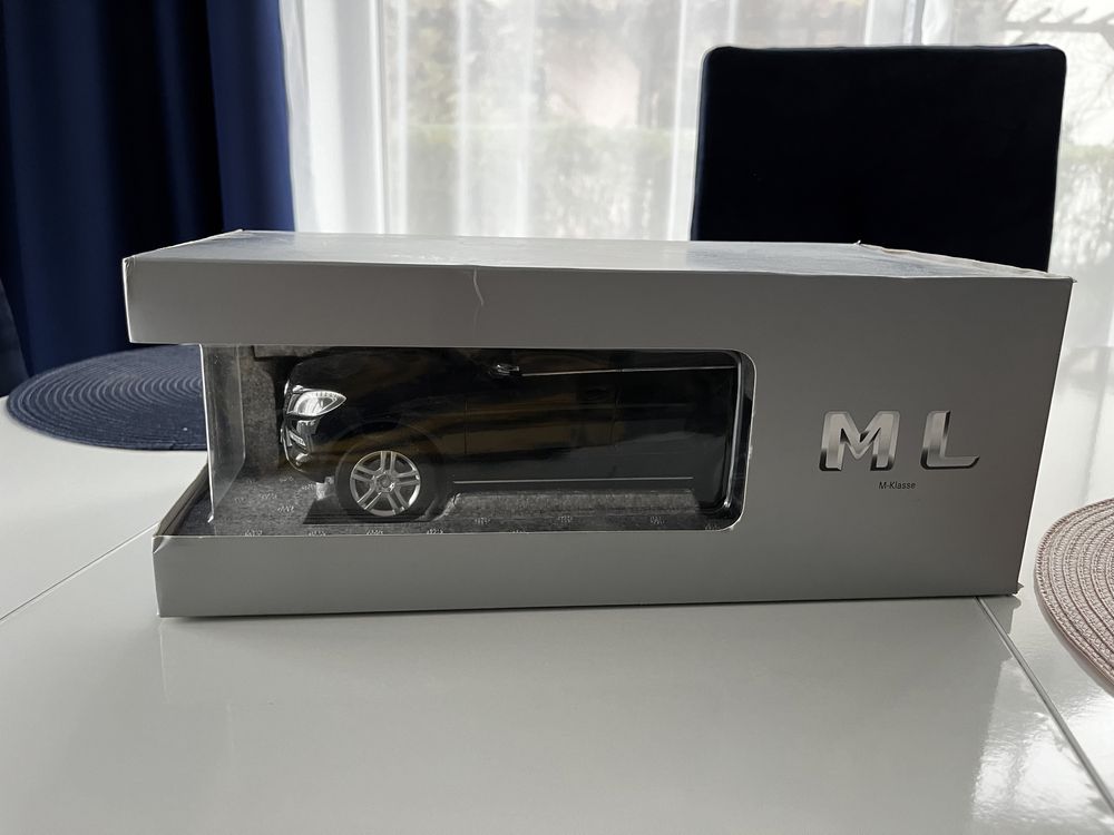 Mercedes ml  1:18 minichamps