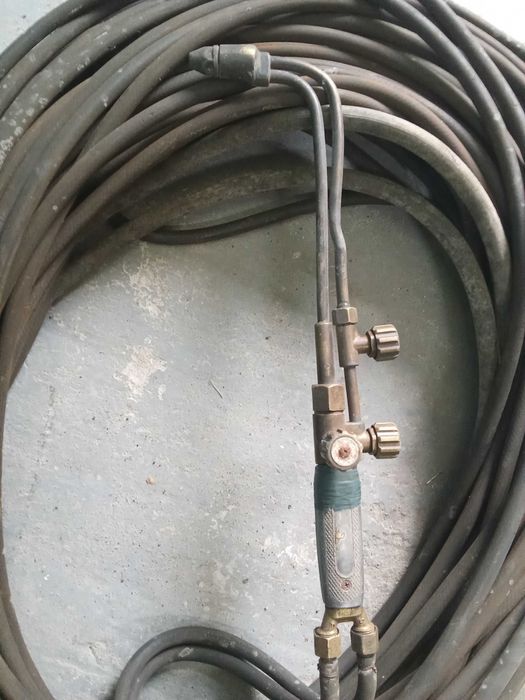 Продаю резак с газорезательными шлангами
