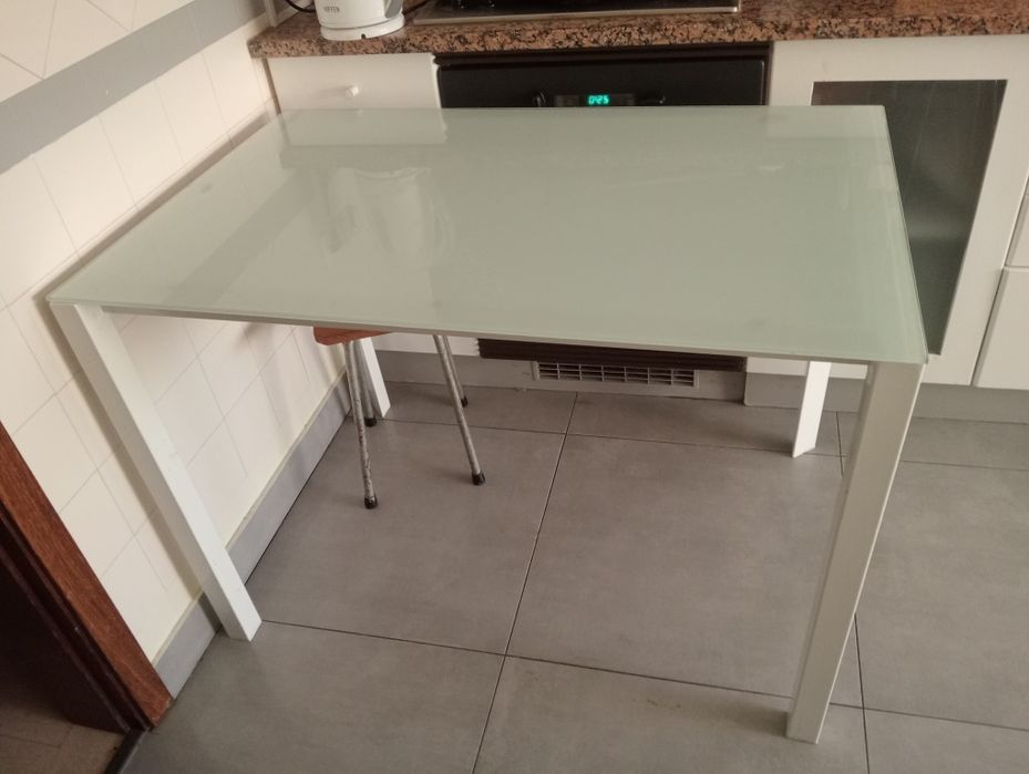 Mesa com tampo de vidro