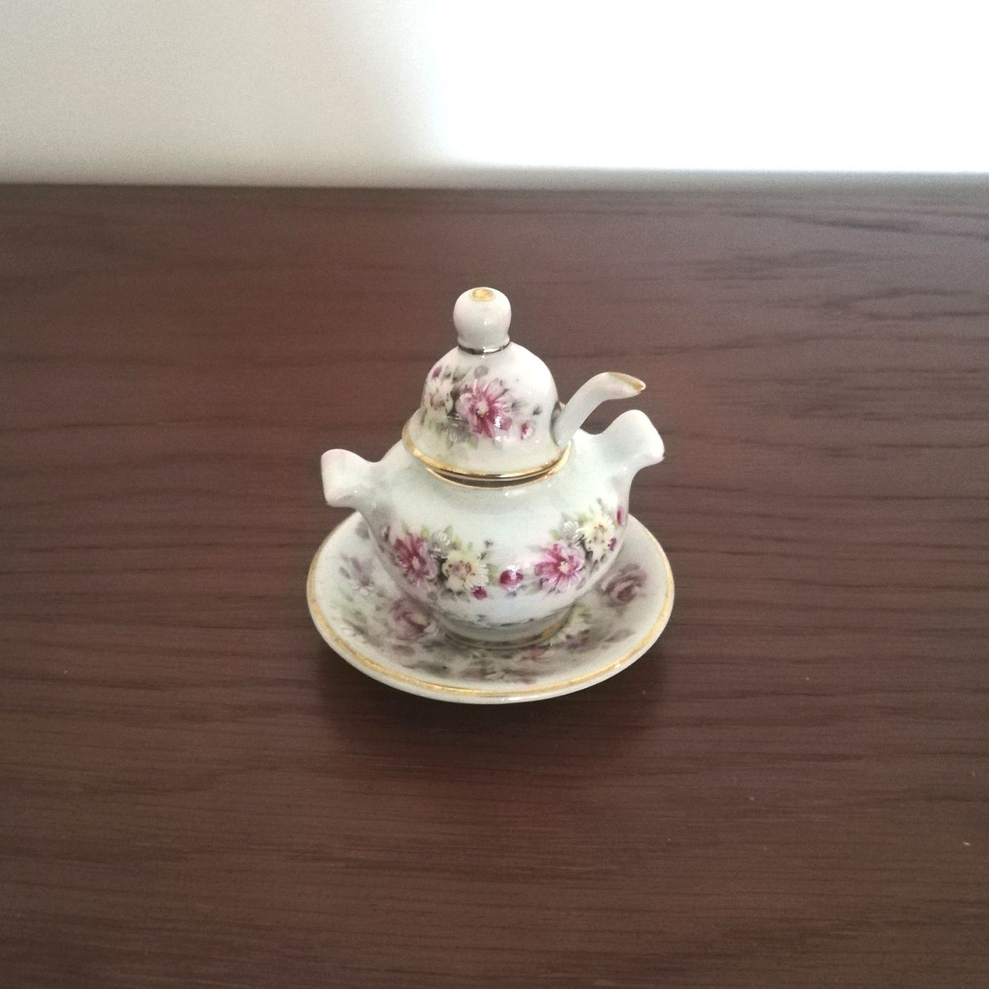 Terrina com pratinho decorativos em porcelana, vintage