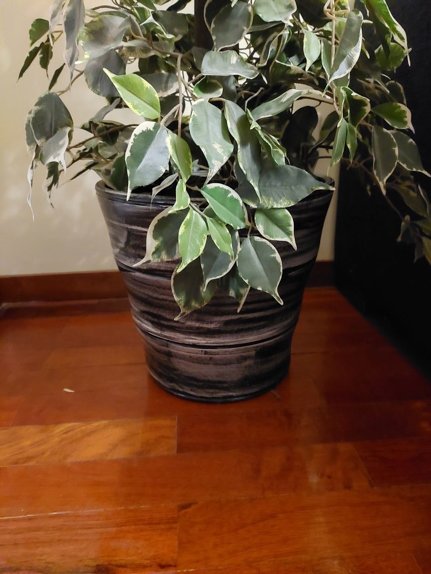 Vaso grande com planta artificial