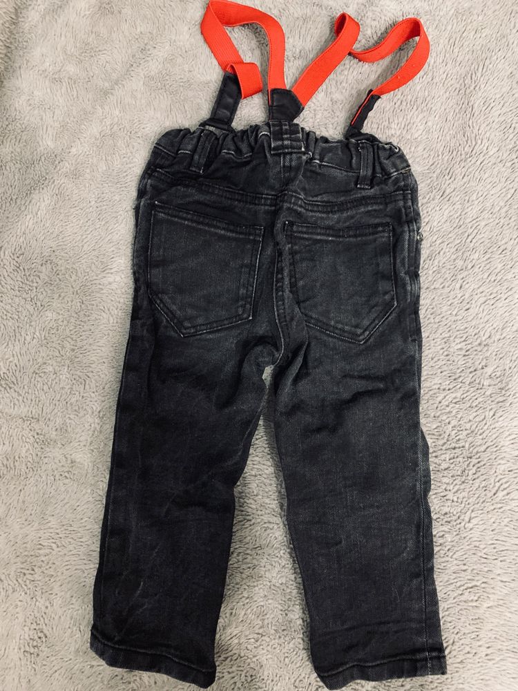 Spodnie jeans 80 czarne na czerwonych szelkach H&M