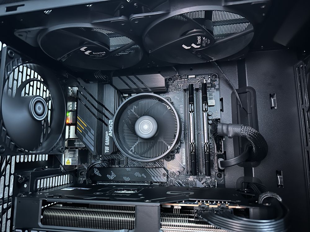 PC gamer Fractal Design North AMD Ryzen 5 5600X RX 7800 XT 32 GB