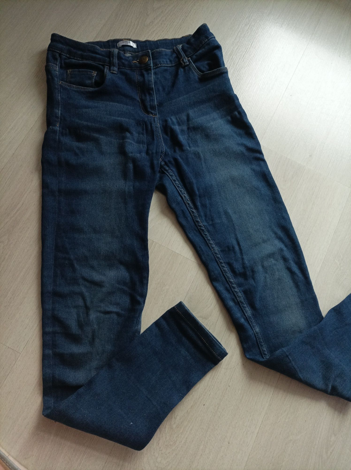 Klasyczne  ciemne jeansy