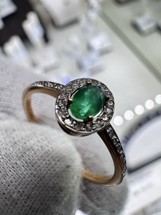 прекрасное золотое кольцо с изумрудом и натуральными бриллиантами