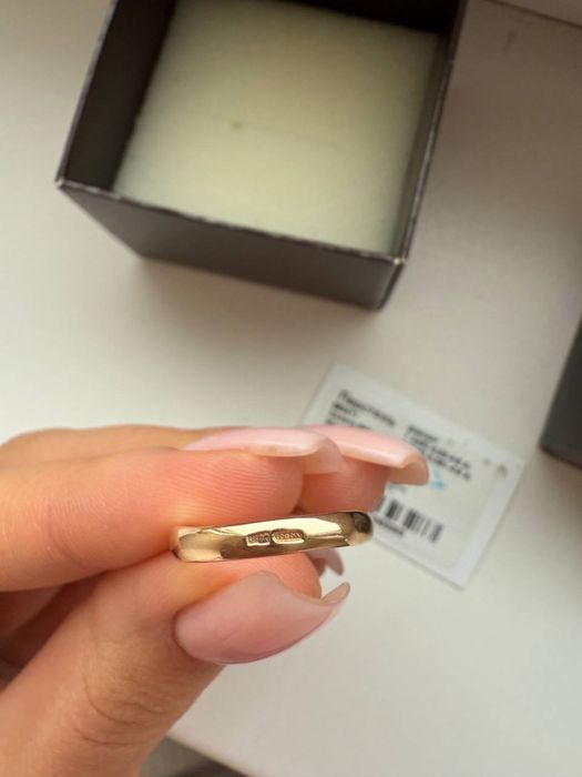 Золота каблучка з діамантами (кольцо с бриллиантом)