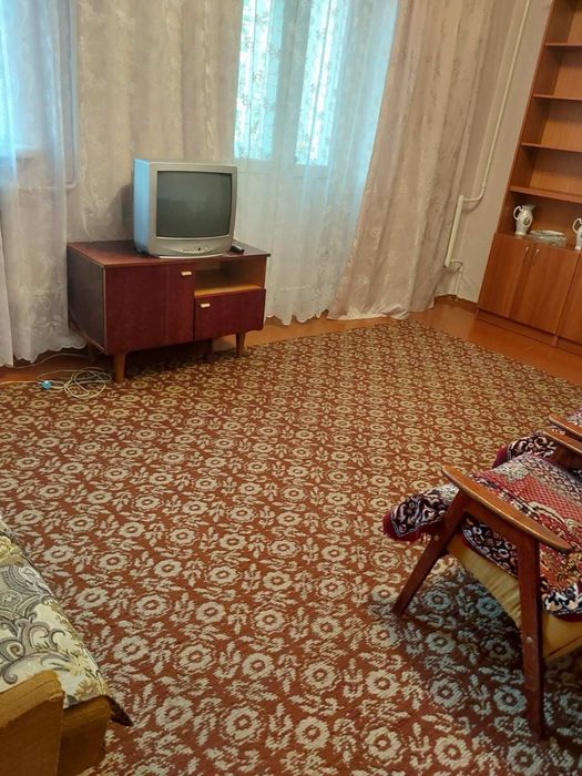 Продається двокімнатна в Центрі
