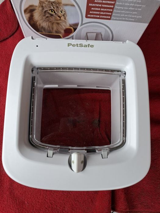 klapka dla kota PetSafe Microchip Cat Flap, która działa na mikrochip.