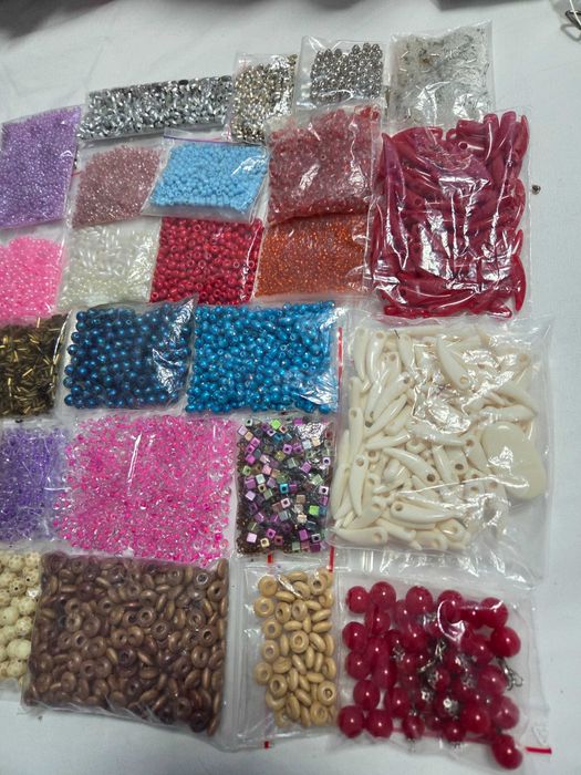 Терміново!!! Набори бісеру в достатній к-ті з варіантами комбінації!
