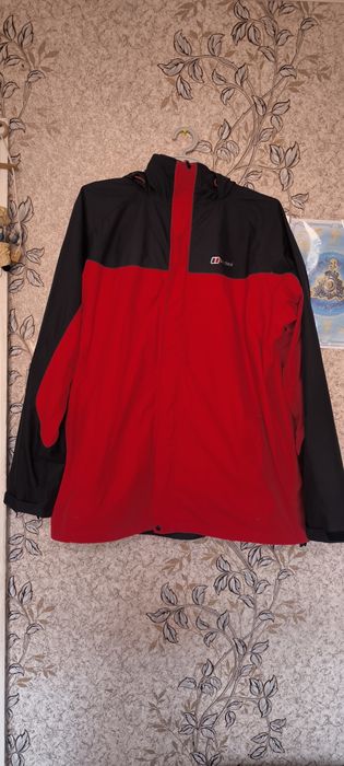 Мембранная. куртка Berghaus RG Alpha AQ2 в красно-сером цвете.