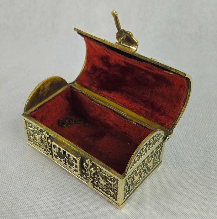 Piękna stylowa mosiężna szkatułka w kształcie kufra z Francji