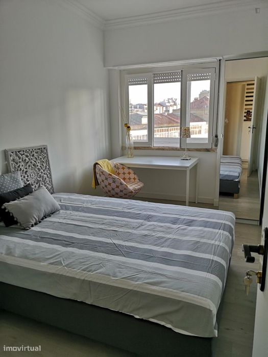 240429 - Quarto com cama de casal, em...