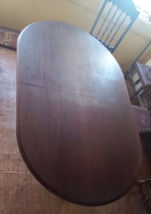 Mesa de sala , com 8 cadeiras algumas danificadas