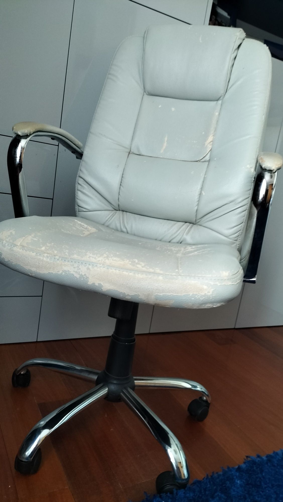 Cadeirão de escritório com rodas