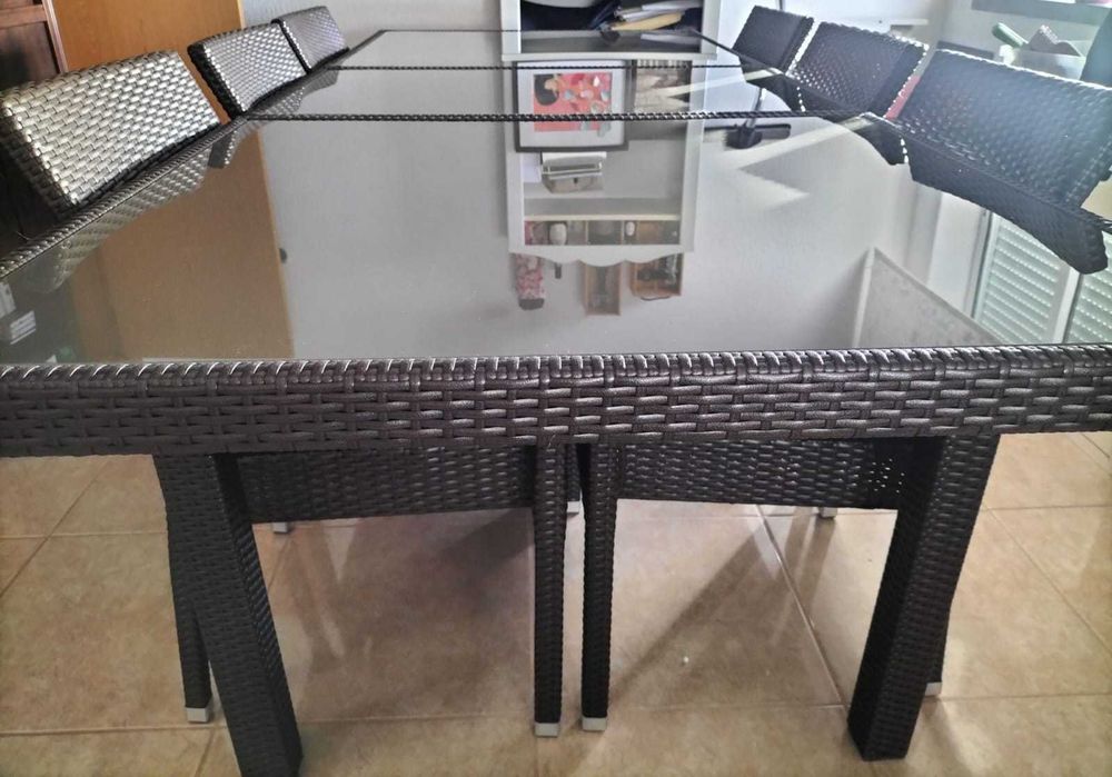 Conjunto Mesa e cadeiras em Rattan com 6 cadeiras