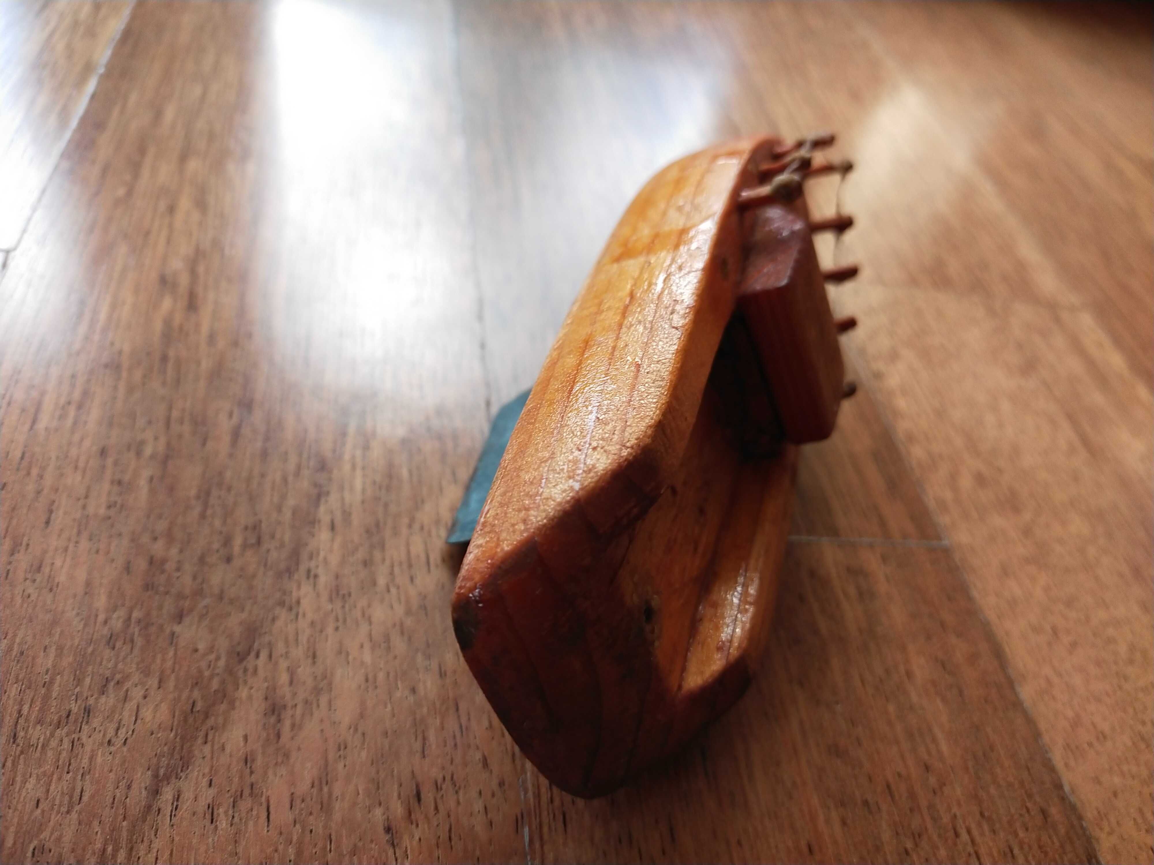 Drewniana łódka ręcznie robiona