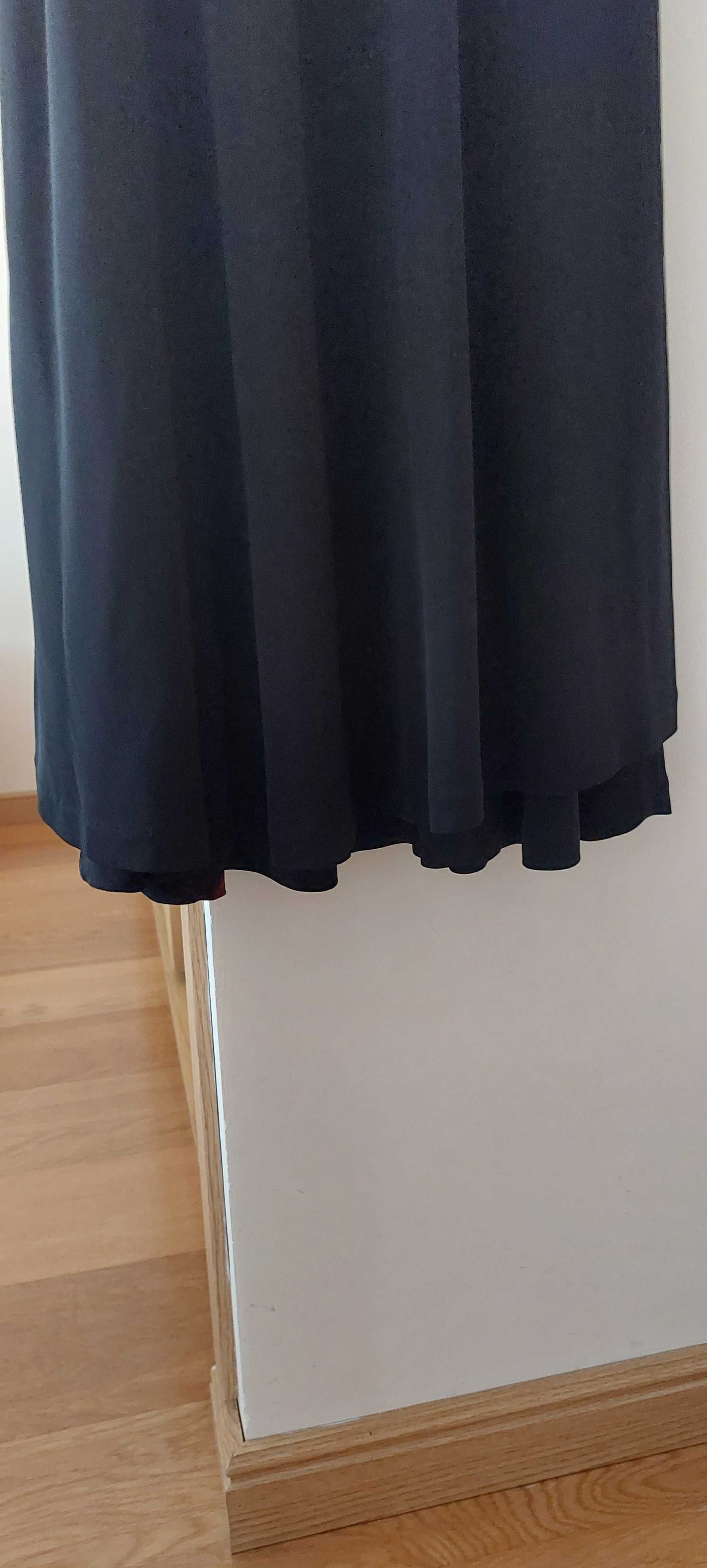 Vestido preto, c/ decote halter, da massimo dutti.
