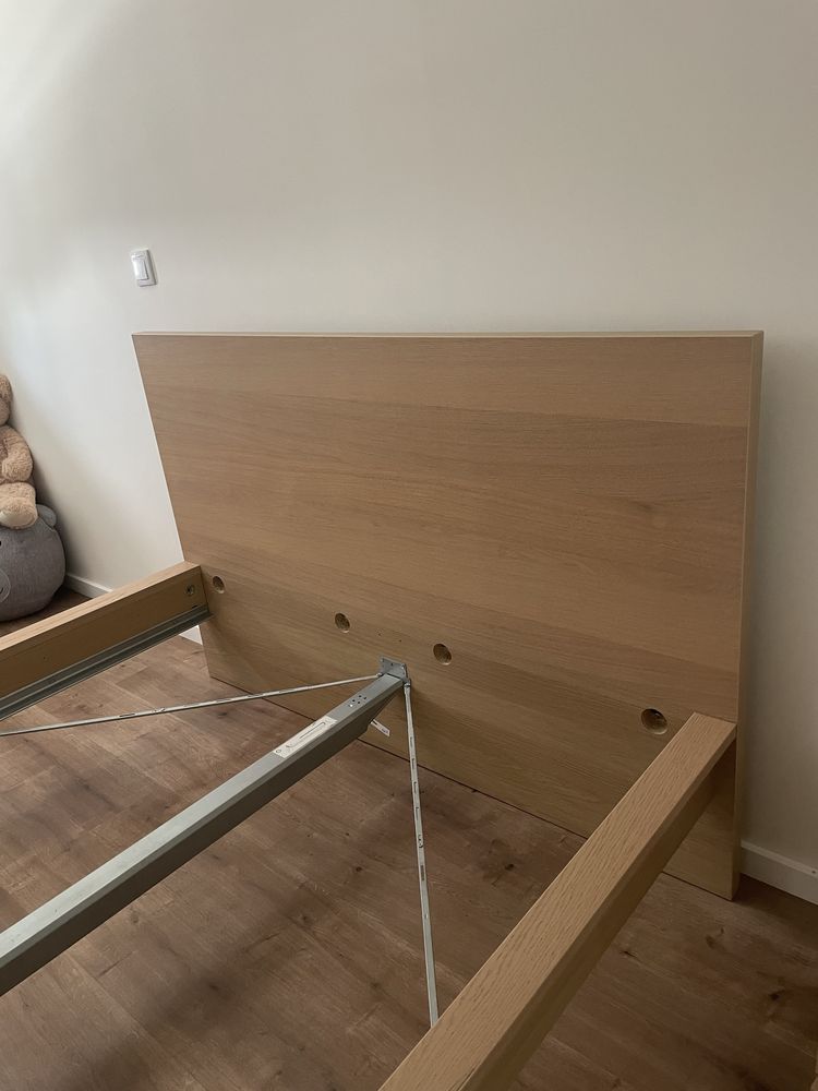 Quarto - cama+ mesa de cabeceira+ candeeiro