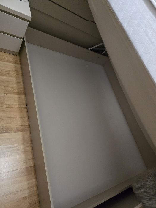 Łóżko z płyty 160x200 z dużym pojemnikiem i grubym, wygodnym materacem