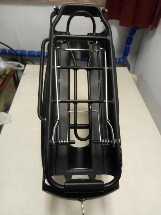 Bagażnik do roweru elektrycznego.