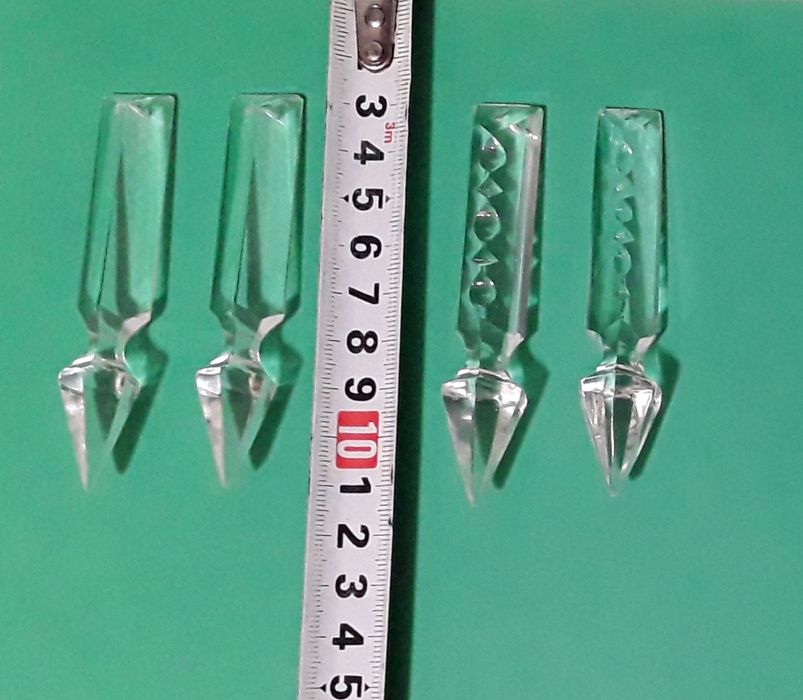 Pedras e pingentes antigos em vidro para candeeiros ou lustres