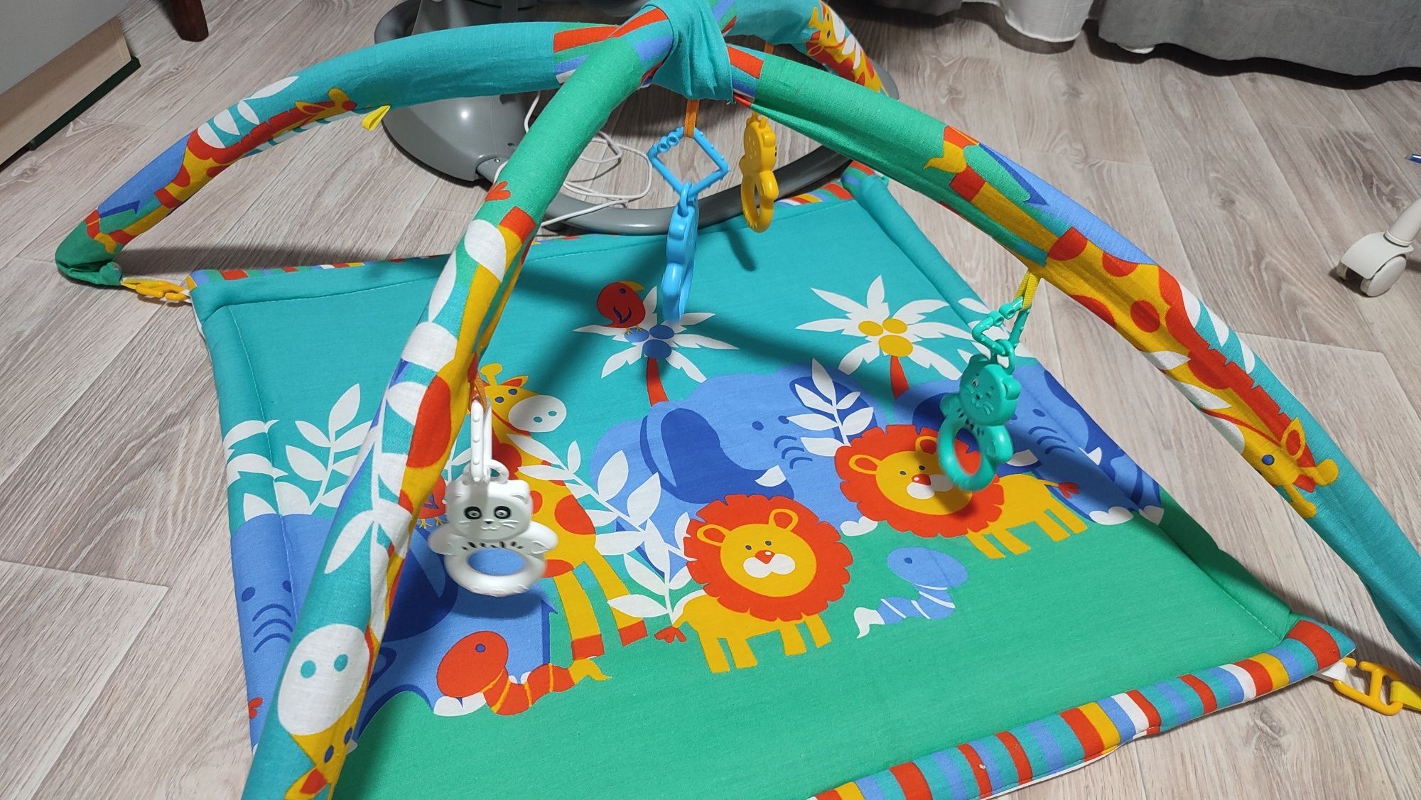 Дитячий розважальний килимок з дугами і іграшками