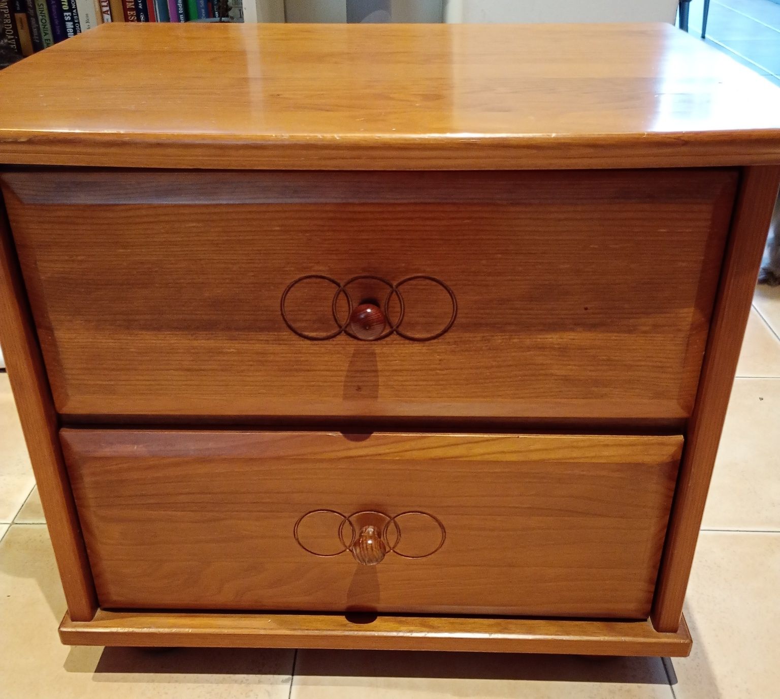 Mesa de cabeceira de madeira