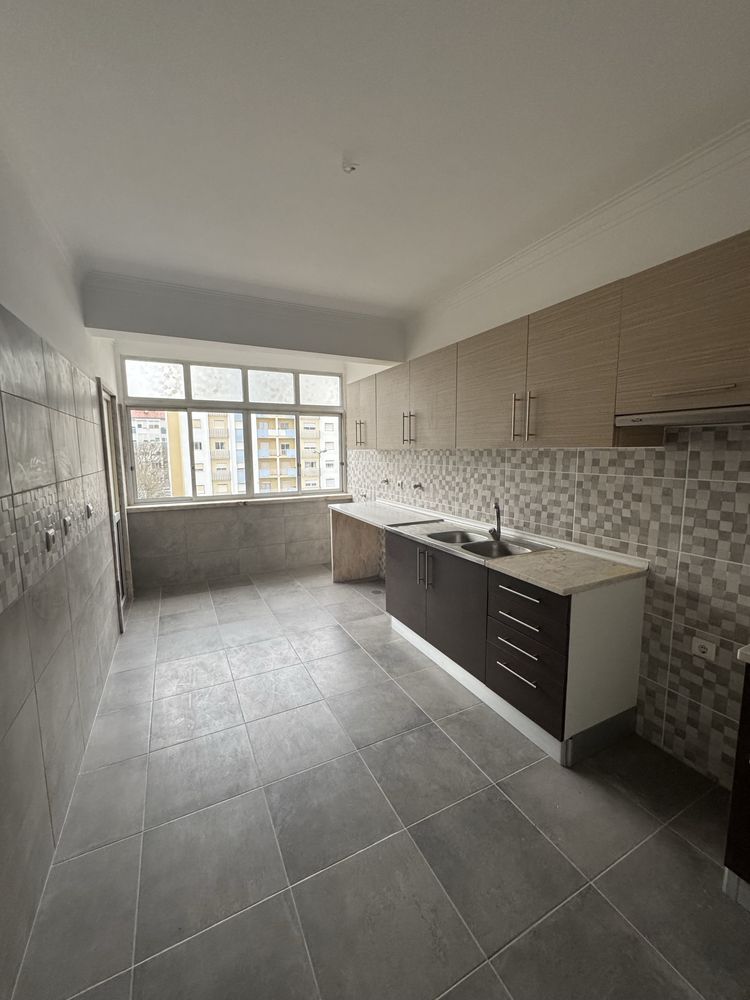 Arrenda-se apartamento T2 Laranjeiro