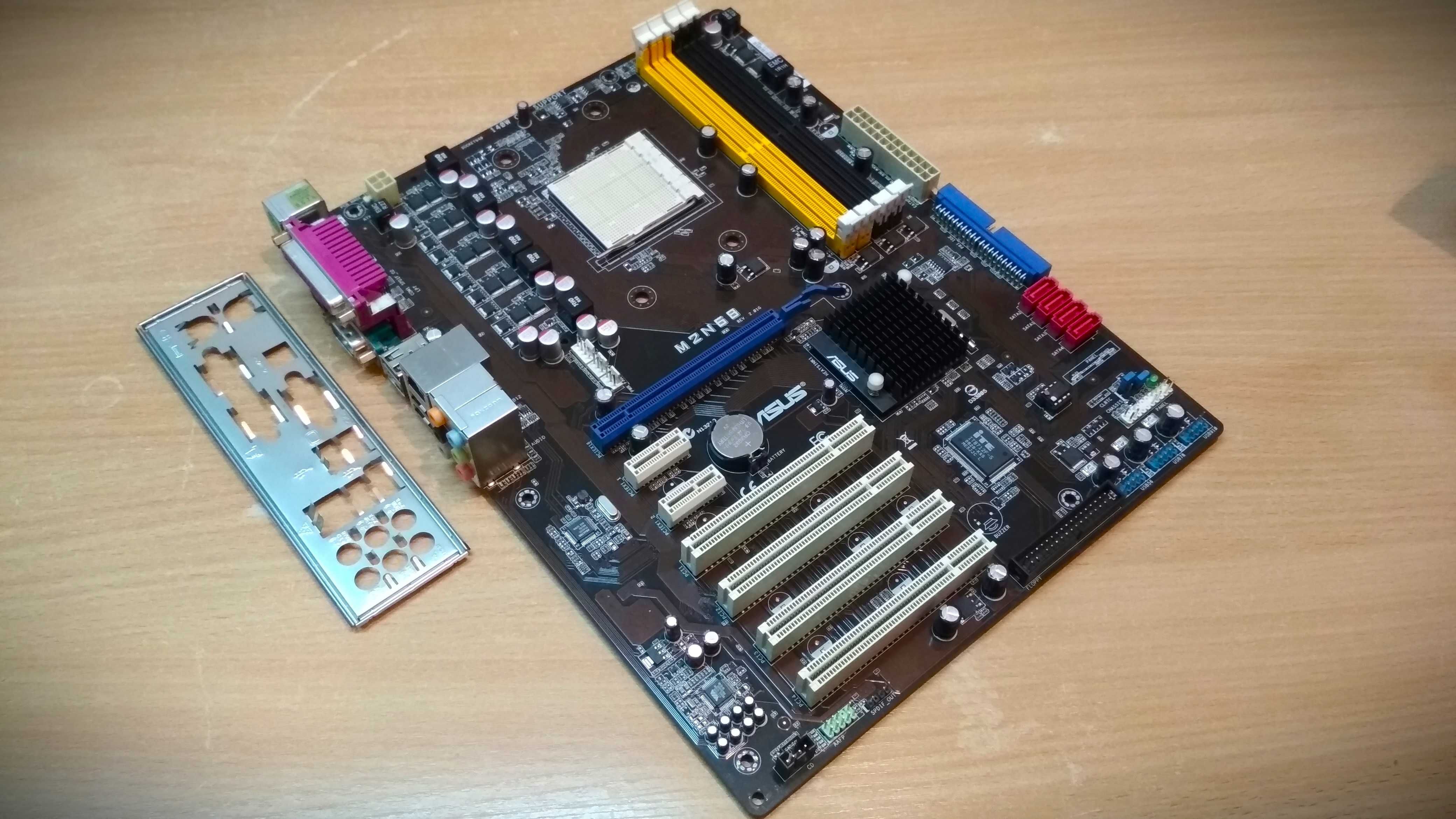 Материнська плата Asus повністю робоча потрібен Bios