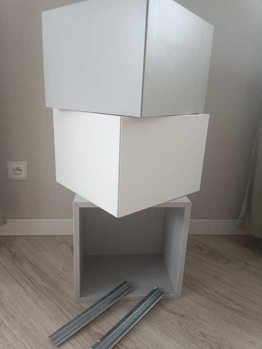 Dwie jasnoszare szafki eket IKEA wraz z szyną do zawieszenia 35x35x25