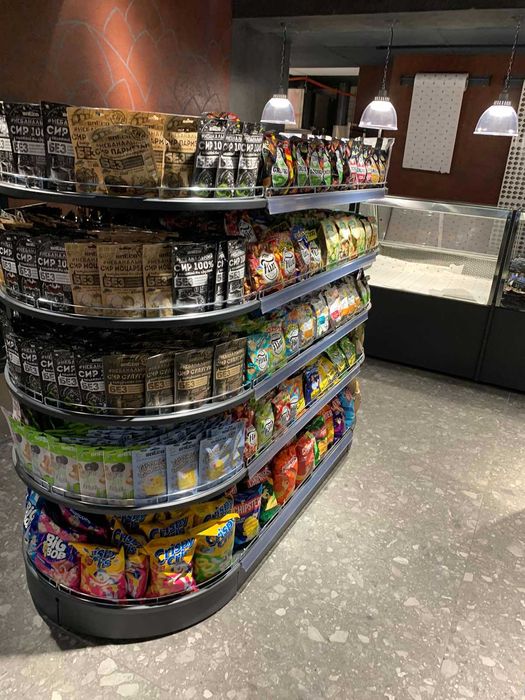 Торгові стелажі. Гачки. Каса. Прилавок. Торгове обладнання в магазин