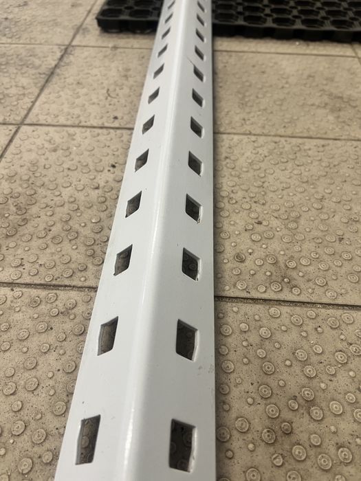 Kątowniki regałowe