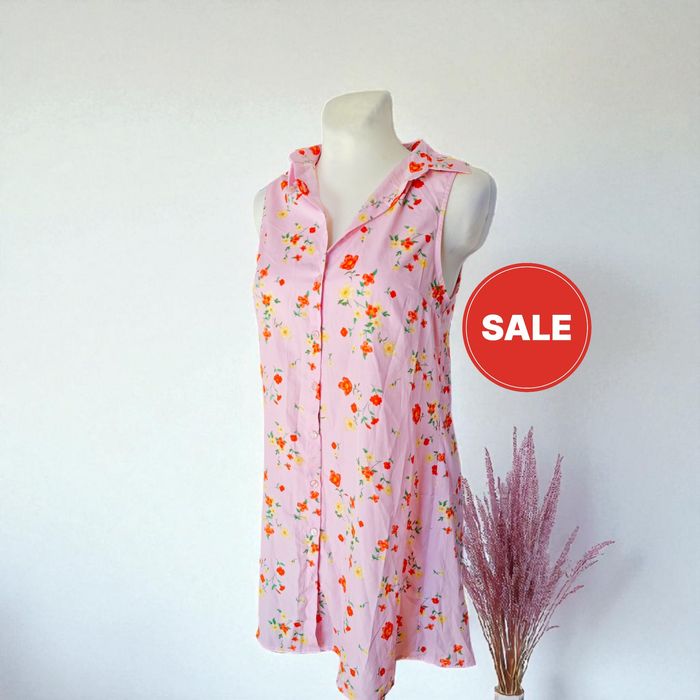 Urocza koszulowa sukienka damska Terranova pudrowy róż kwiaty