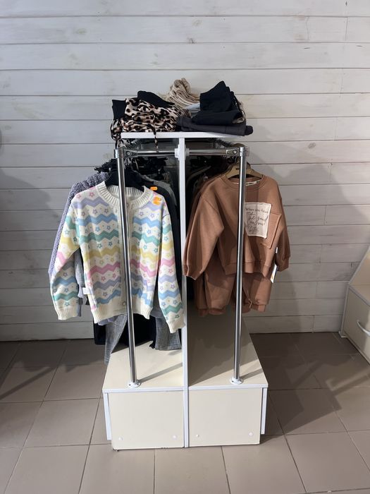 Меблі для магазину одягу