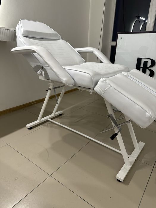 Косметологічна кушетка лежак для масажу та СПА процедур