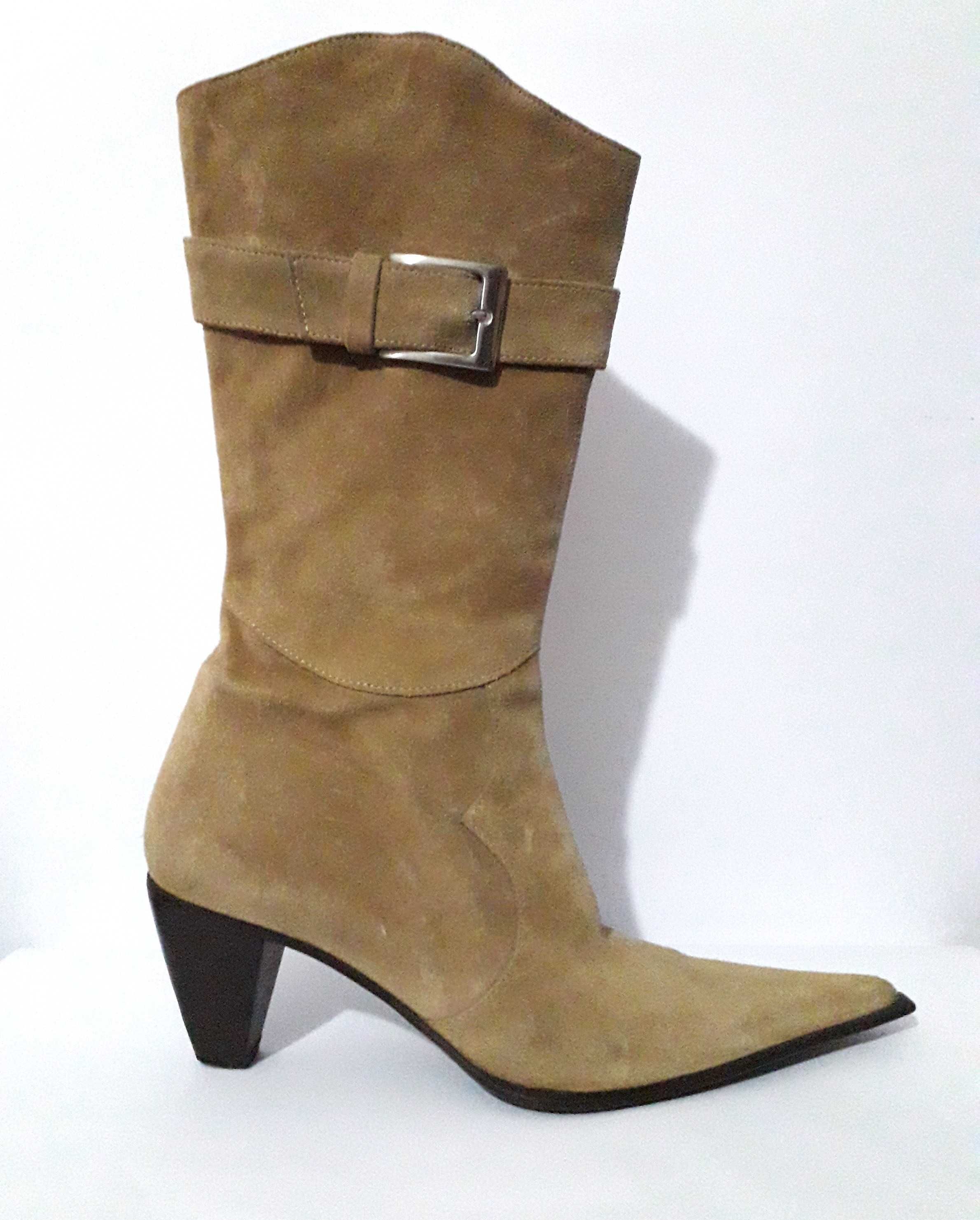 Botas bicudas em pele da marca AXN T: 37