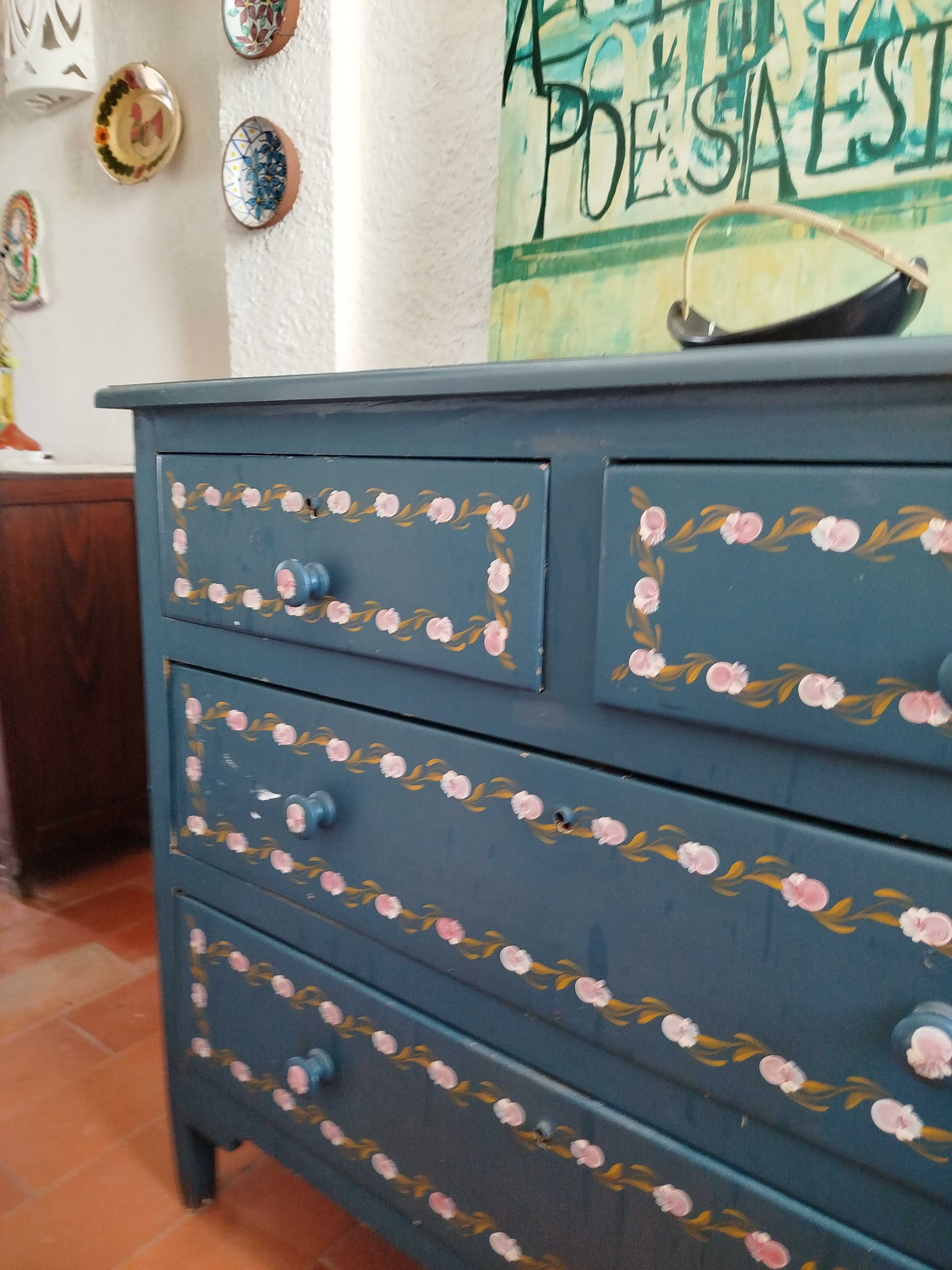 Cómoda típica pintada ao estilo alentejano