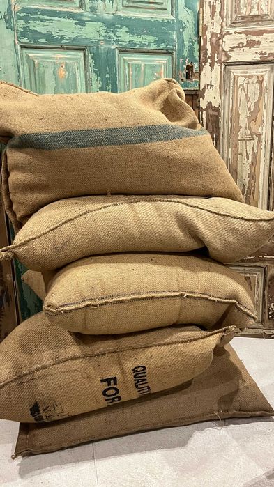 almofadas de chão em serapilheira (juta)