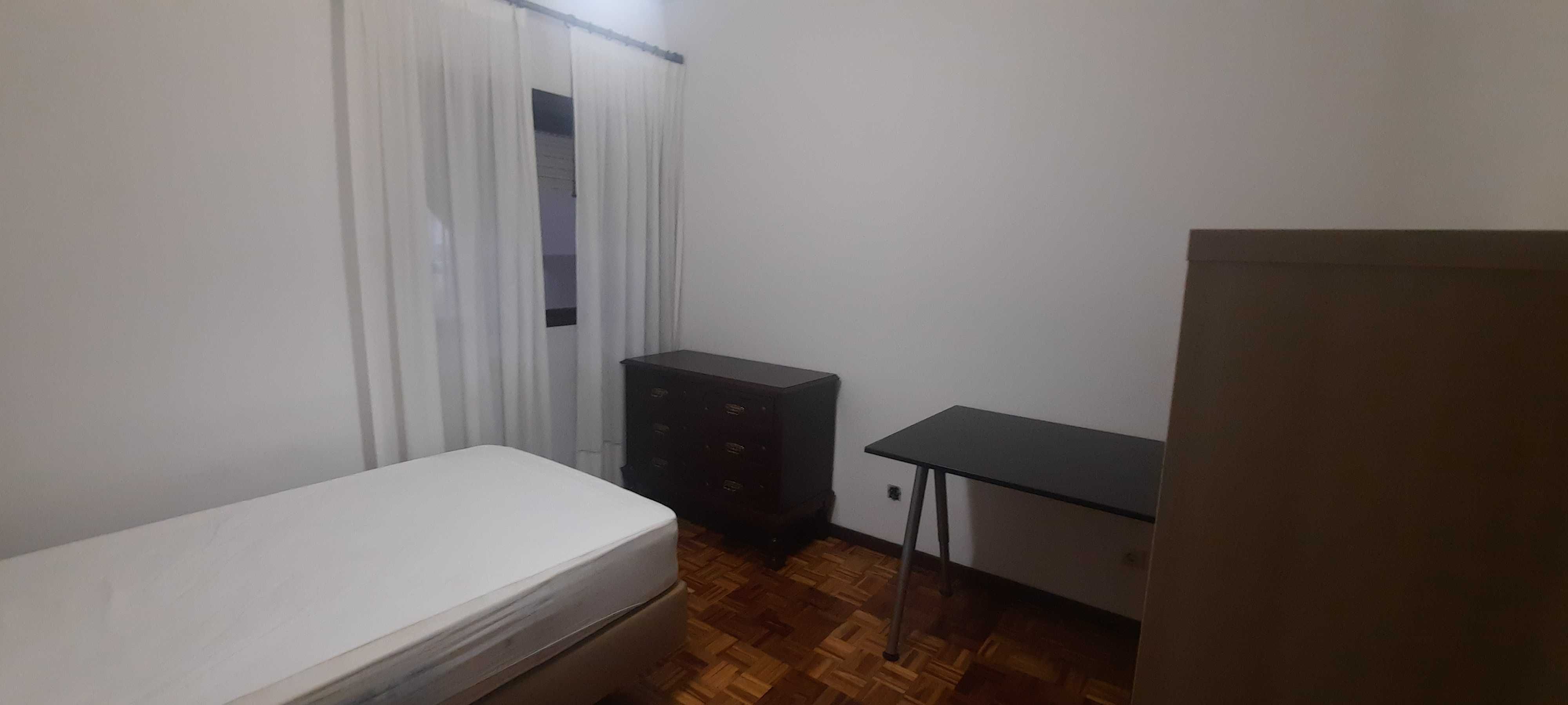 Quarto em apartamento equipado