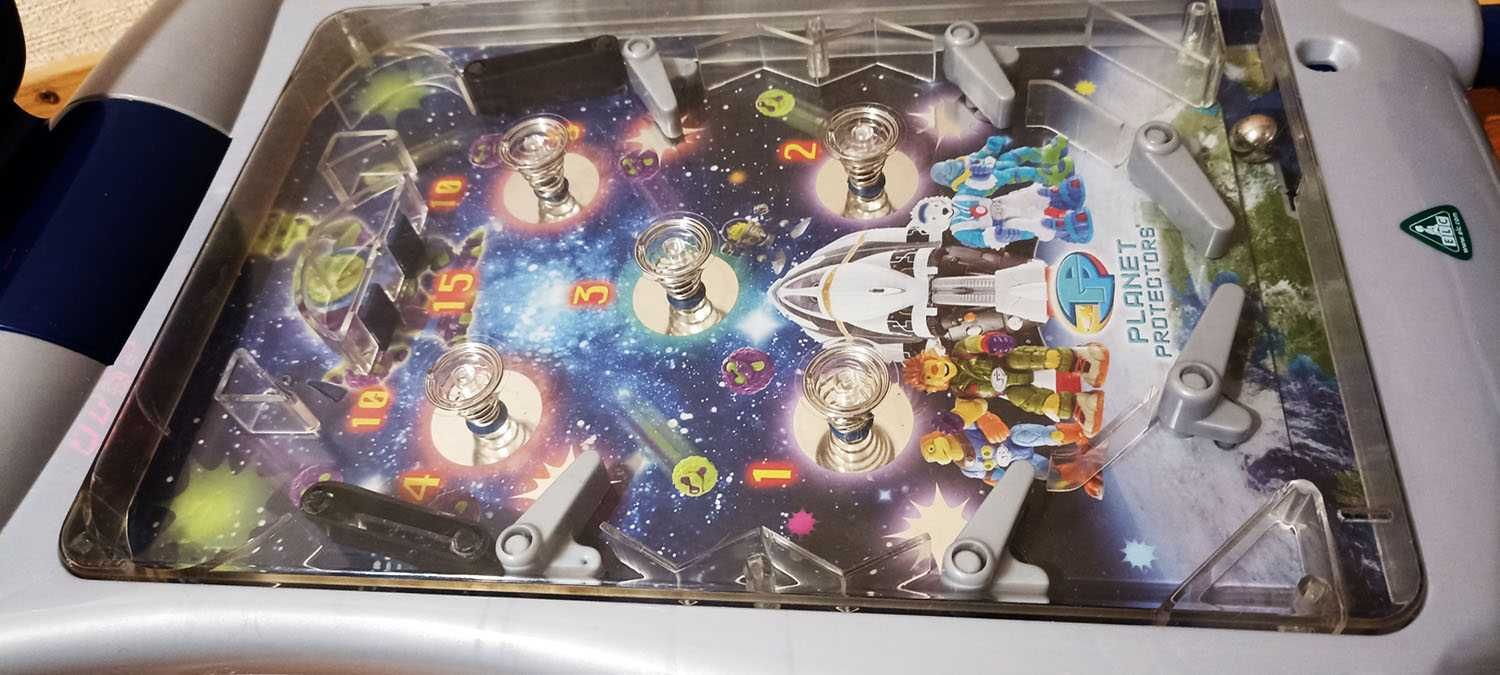 Пинбол настольный механически-электронный. Pinball Planet protectors