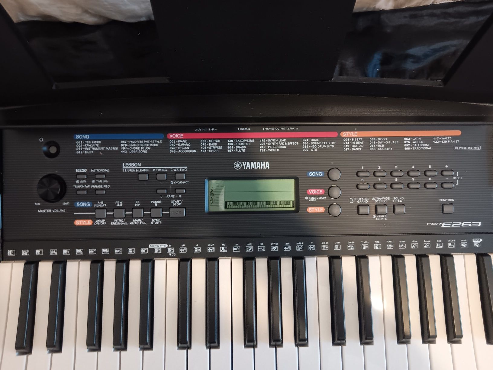 Teclado de 8 oitavas, sem defeitos.