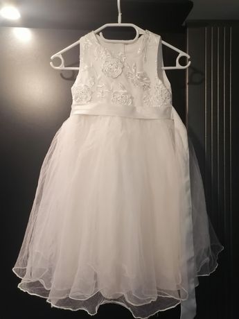 Biała suknia piękna