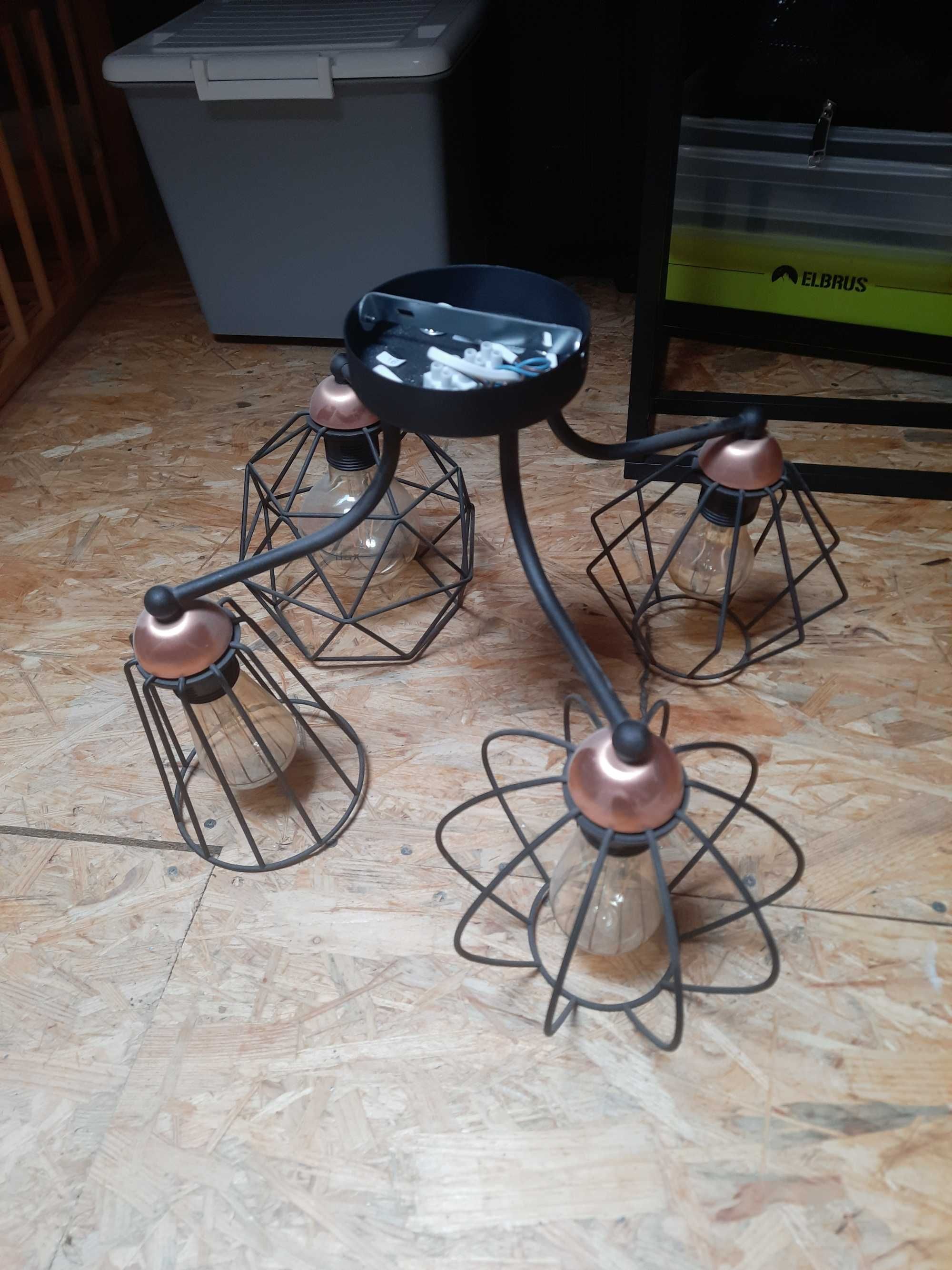 lampa loftowa z 4 żarówkami typu edison, używana przez rok